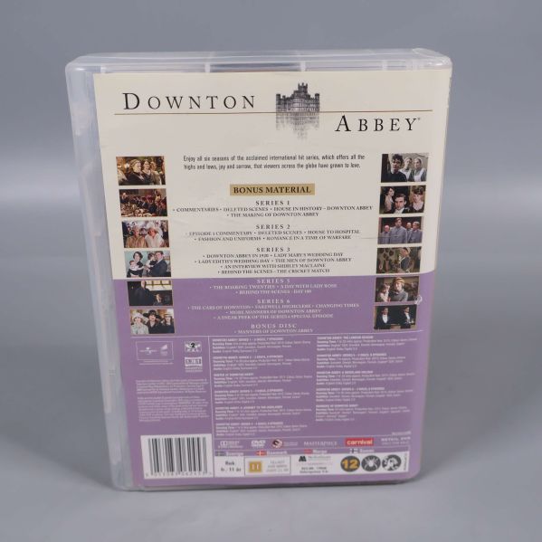 Baksidan av Downton Abbey DVD-box med innehåll och bilder