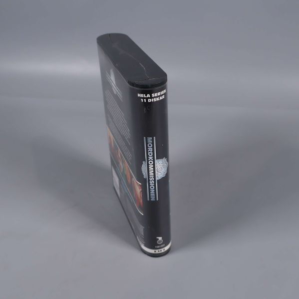 Rygg av svart Mordkommissionen dvd-box i profil