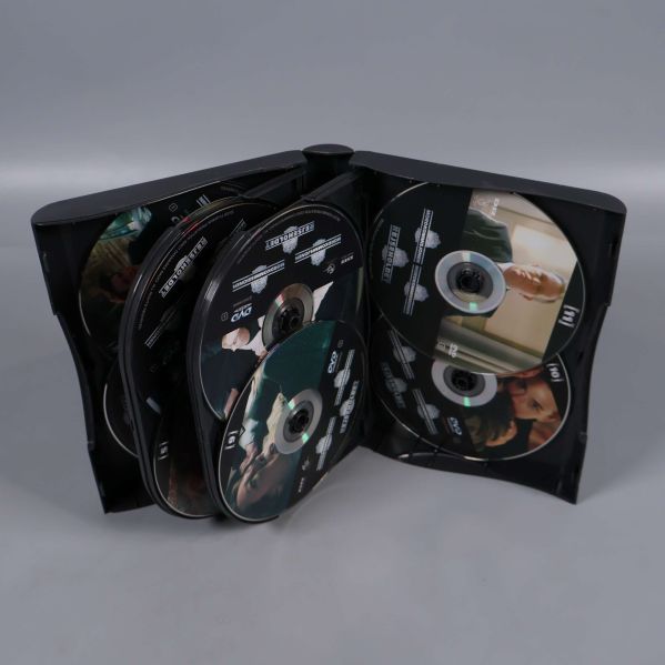 Öppen dvd-box med flera Mordkommissionen-skivor inuti