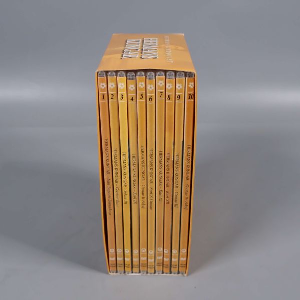 Tio DVD-fodral på rad i boxen Hermans Kungar