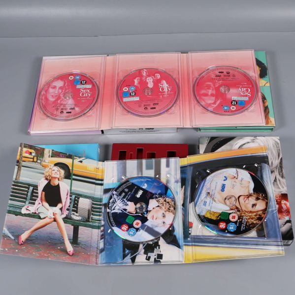 Öppnade DVD-fodral med Sex and the City skivor och bildmotiv