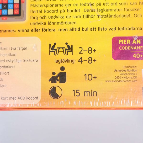 Närbild på Codenames baksida med information om antal spelare och ålder
