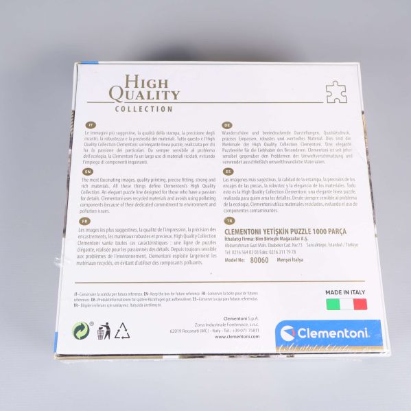 Baksida av pusselask med produktinformation och text