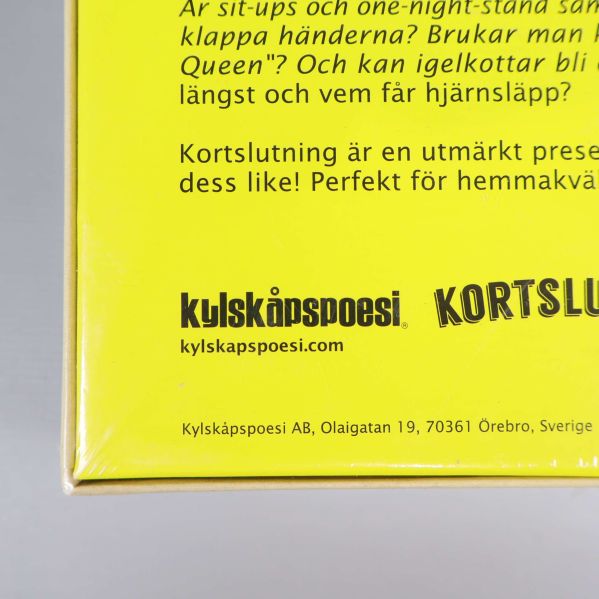 Närbild på baksidan där Kylskåpspoesi står tryckt