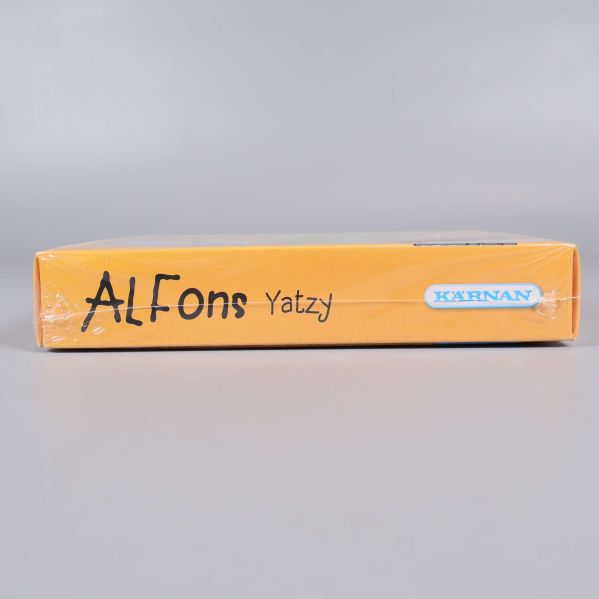 Sidan av Alfons Yatzy-lådan med logotyp