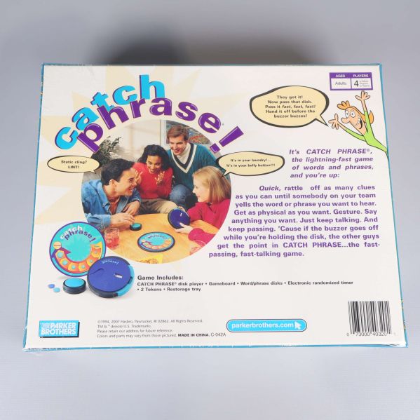 Baksidan av Catch Phrase visar spelregler och familj som spelar