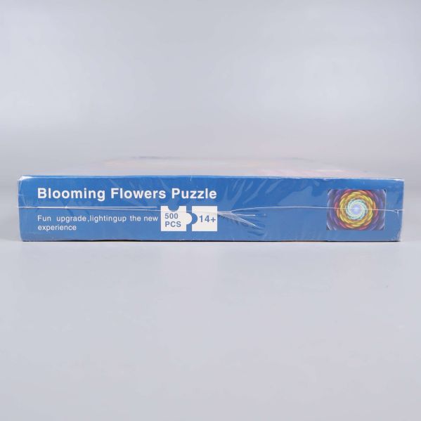 Sida av pusselask med texten Blooming Flowers Puzzle och 500 bitar