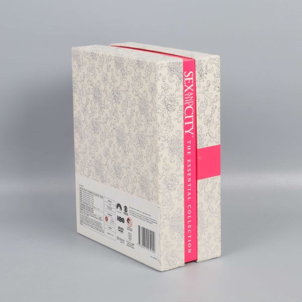 Sex and the City box sedd från sidan med rosa dekor