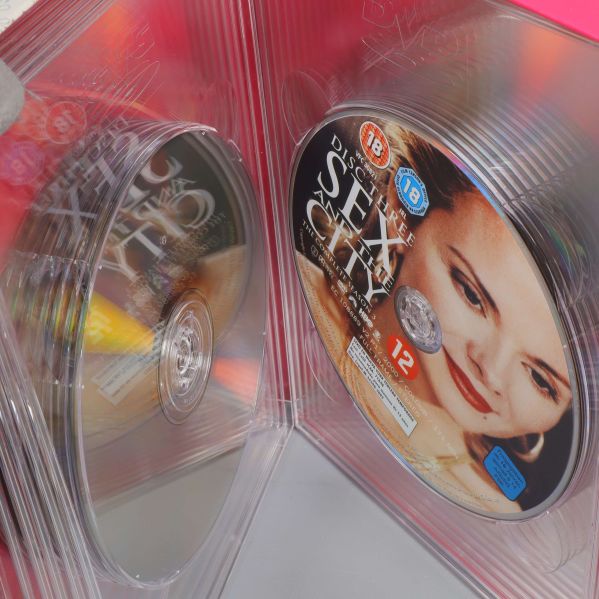 Närbild på dvd-skivor och inre fack med karaktärer