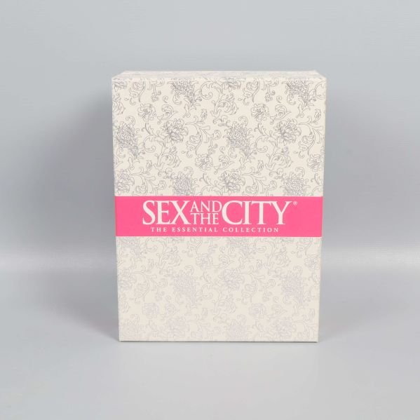 Sex and the City-boxens framsida med mönster och rosa band
