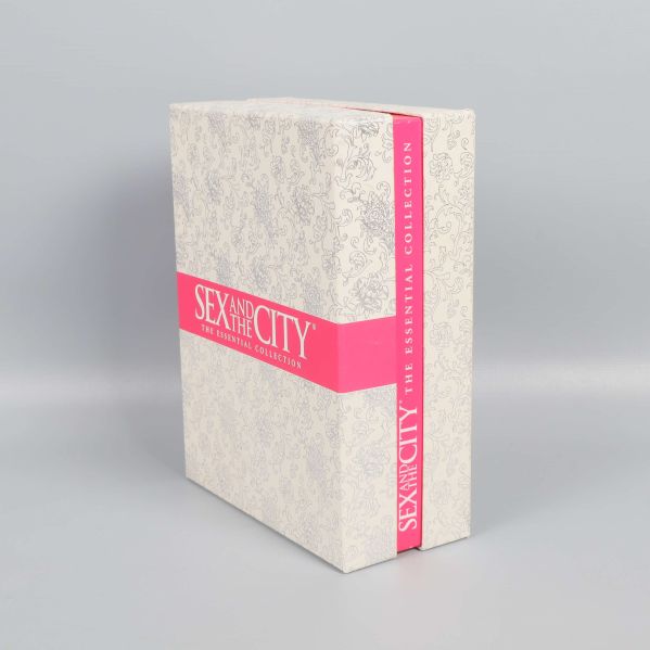 Sex and the City-box i sned vy med synligt rosa band