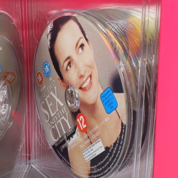 Närbild på Sex and the City-DVD med åldersgräns och motiv