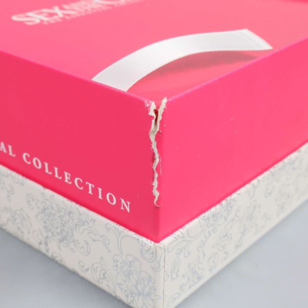 Skadat hörn på den rosa delen av boxen