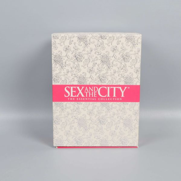 Framsidan av Sex and the City box med rosa band
