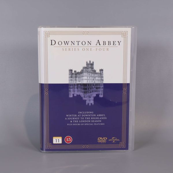 Framsida av Downton Abbey Series One-Four DVD-box