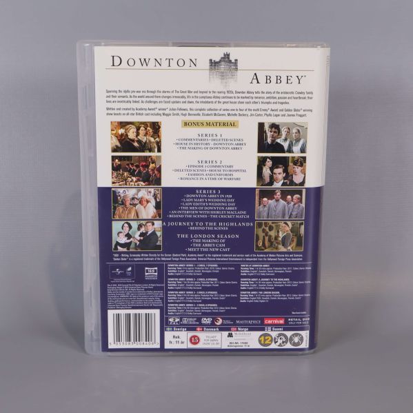 Baksida av Downton Abbey Series One-Four DVD-box med innehållsbeskrivning och bilder