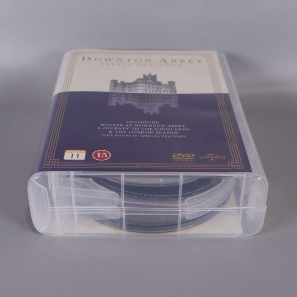 Boxen fotograferad ovanifrån, visar tydligt DVD-skivorna inuti