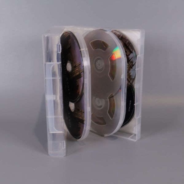 Boxen öppen, visar flera insatta DVD-skivor i fack