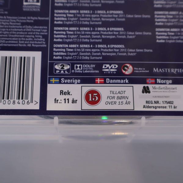 Närbild av baksidan med åldersgräns 11 och 15 år markerad