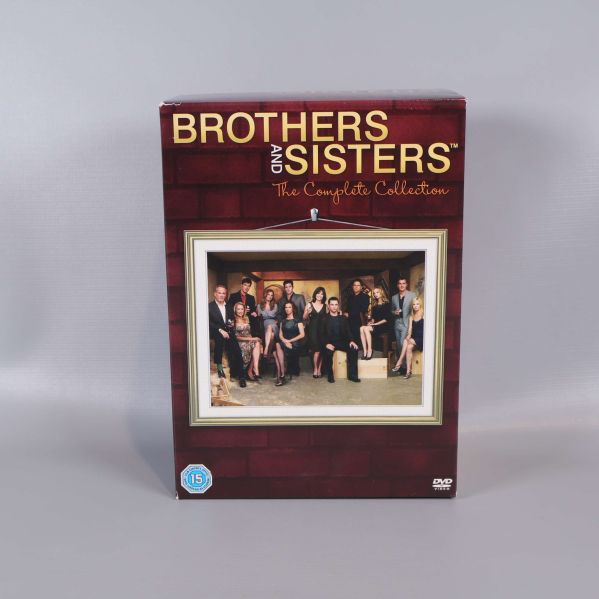 Framsidan av DVD-boxen Brothers and Sisters The Complete Collection