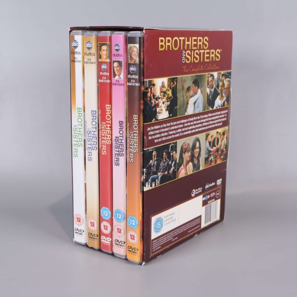 Alla fem DVD-fodral från Brothers and Sisters boxade tillsammans