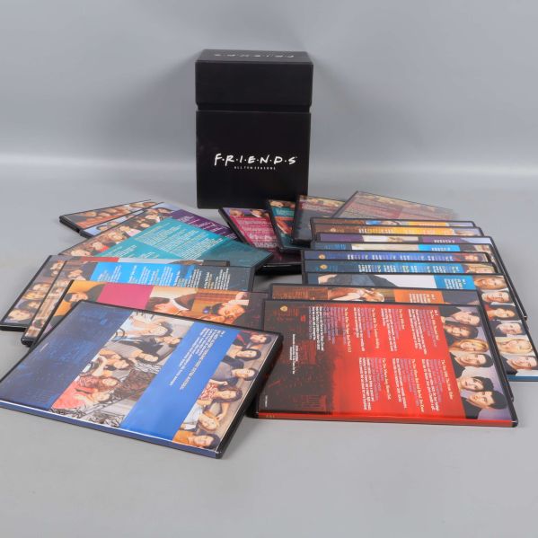 Alla säsongers dvd-fodral utlagda runt den svarta boxen