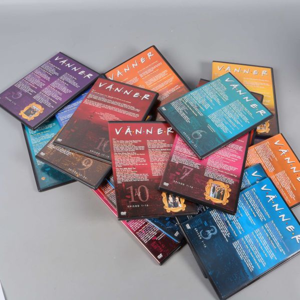 Flera färgglada dvd-fodral till Friends säsonger spridda