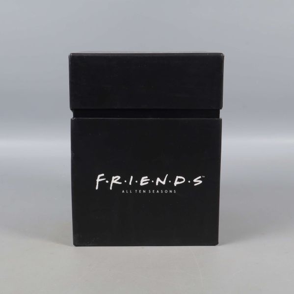 Friends All Ten Seasons svart box med lock i fokus