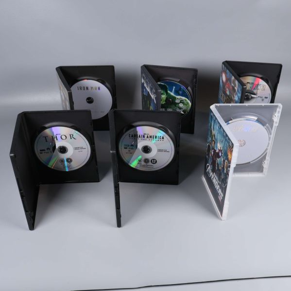 Sex öppna DVD-fodral med filmens skiva synlig i varje