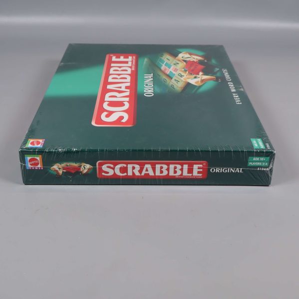 Sidovy på Scrabble Original kartong med logotyp och illustration