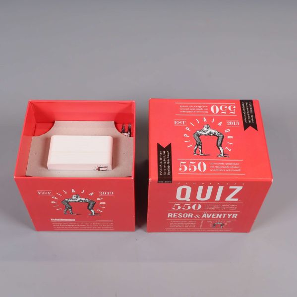 Quizbox öppnad, synligt inre med kortlekar och fack