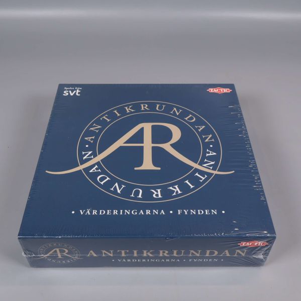 Antikrundan spel på mörkblå kartong, ovansida