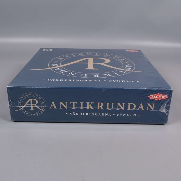 Antikrundan spelkartong sedd från sidan med logotyp