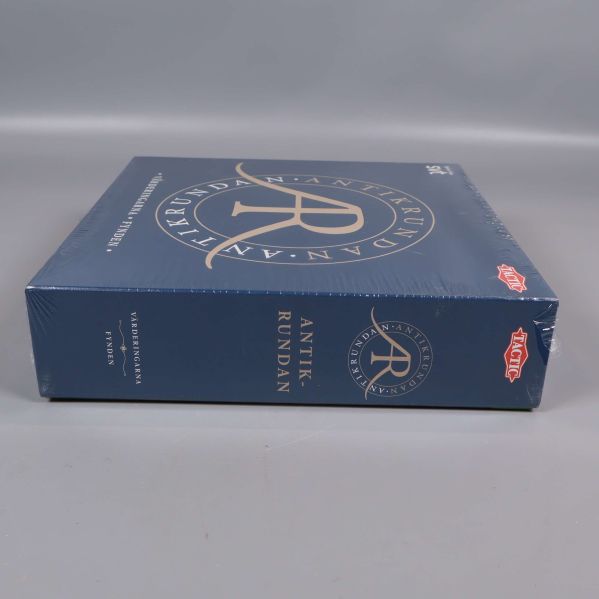 Antikrundan spelkartong långsida med text och logotyp