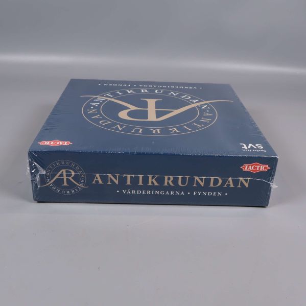 Antikrundan spelkartong front och sida med Tactic logotyp