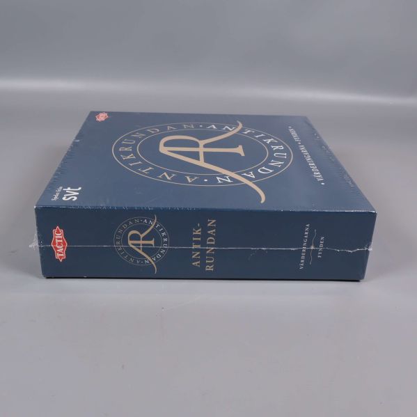 Antikrundan spelkartong visad från sidan med plastomslag