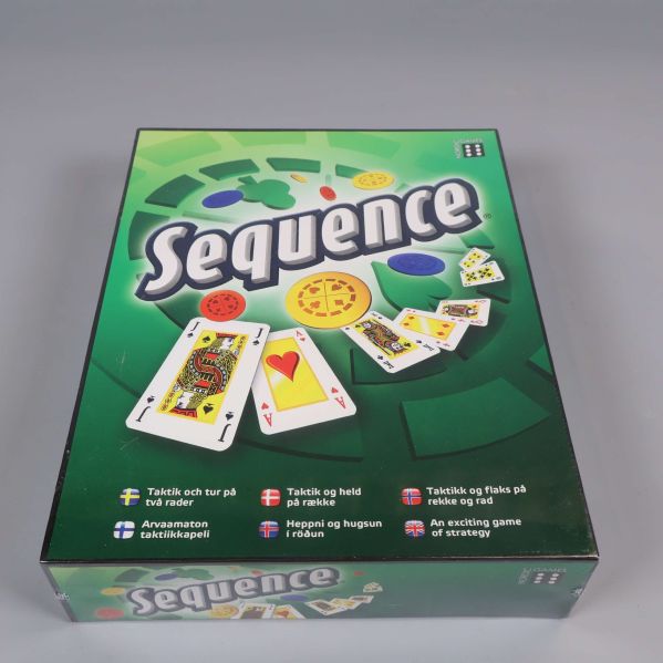 Framsidan av Sequence-spel med spelkort och marker på grön bakgrund