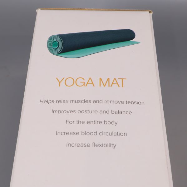 Närbild på upprullad yogamatta med beskrivande text