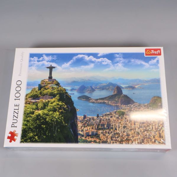Pussellåda med färgstark stadsvy och blå himmel