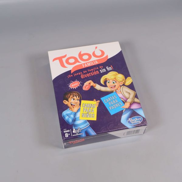 Tabu Familj spelbox fotograferad snett framifrån mot vit bakgrund