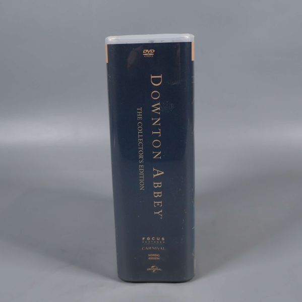 Ryggsida av Downton Abbey DVD-box med tydlig text