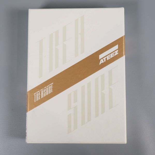Vit och guld box med Ateez och Treasure tryckt
