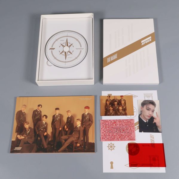 Innehåll i Ateez box med fotokort och booklet