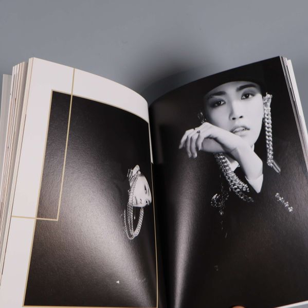 Svartvit porträttbild i fotobok från Ateez