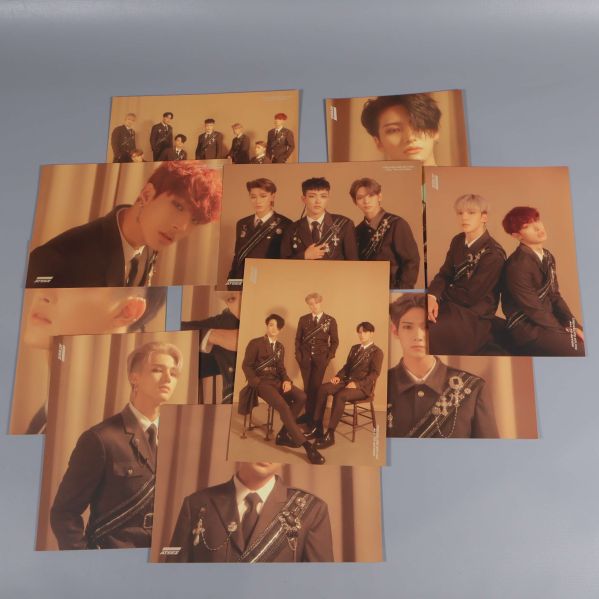 Flera fotokort i färg från Ateez-boxen