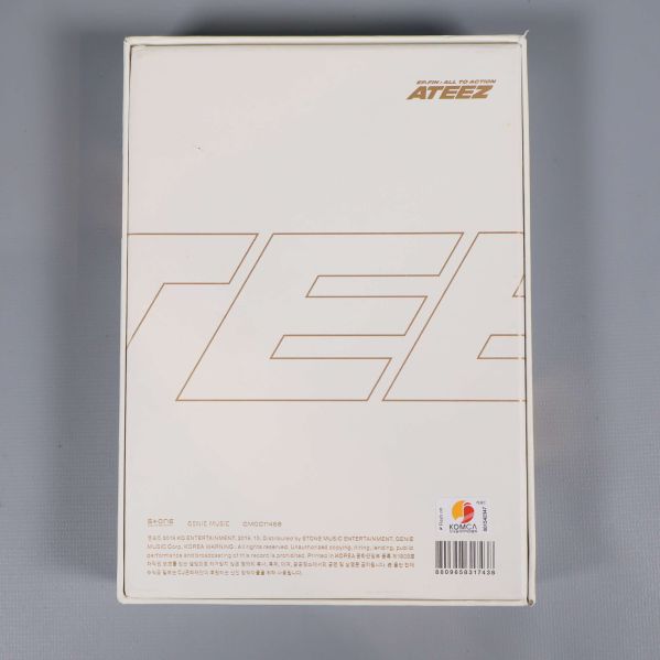 Baksidan av Ateez Treasure-box med logotyp