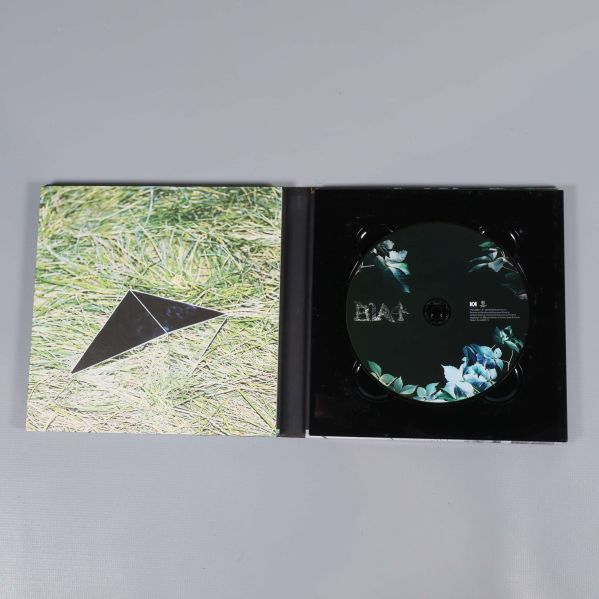 K-pop album öppet med cd och fotohefte synligt