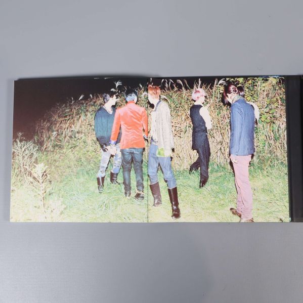 Uppslag med fem personer utomhus, olika kläder