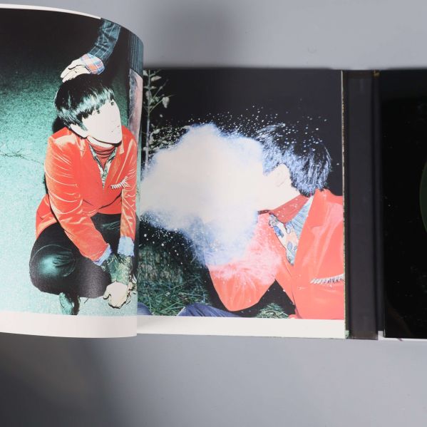 Foto på person i röd jacka och vit effekt på ansiktet