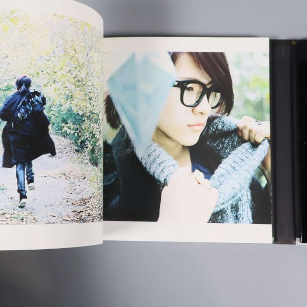 Person med glasögon och grå tröja i närbild